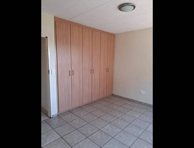 2 BEDROOM APARTMENT FOR SALE IN VANDERBIJLPARK SE 4